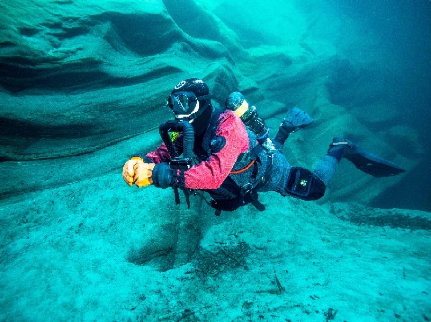Plongeur explorant une cavité avec le Salamandre